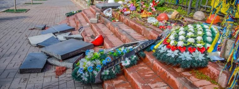 Националисты похвастались жестоким избиением погромщика Мемориала Небесной сотни