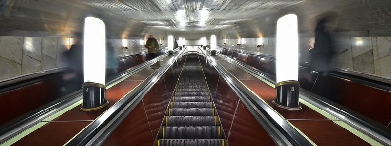 Почему в метро Киева на эскалаторах не делают объявления на английском