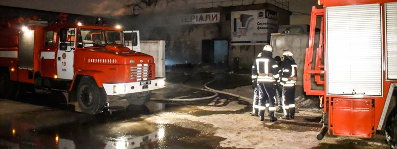 Горящие склады на Вискозной тушили несколько десятков пожарных