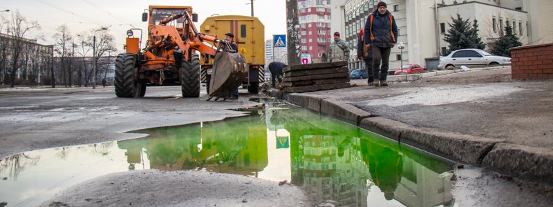 На левом берегу Киева остановились трамваи, а по улице потекли зеленые реки