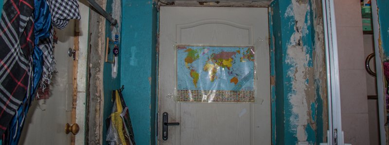 Провода из потолков, дыры в стенах, отсутствие туалетов и душа: как живут студенты общежития НАУ