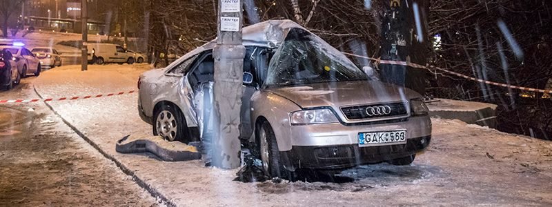 В Киеве пострадавших в ДТП вырезали из авто