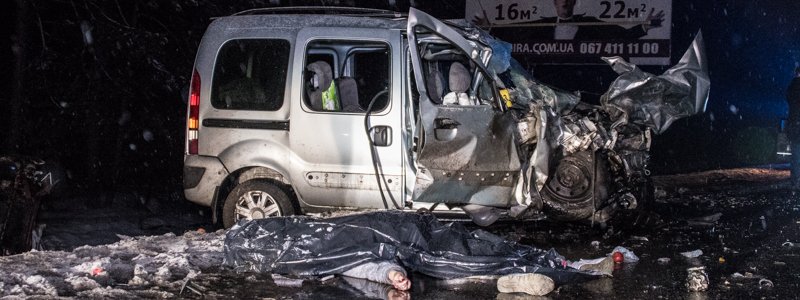 На трассе Киев - Ирпень от удара с Renault перевернулся Iveco: погибли мужчина и женщина
