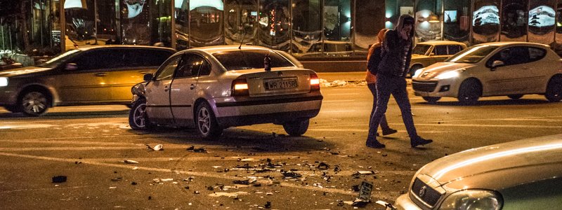 ДТП в центре Киева: девушка на Suzuki разбилась о "евробляхера"