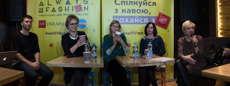 Накануне Дня влюбленных жителей Киева научили надевать презерватив