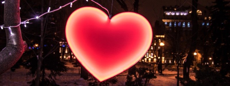 Конфетные фотозоны и любовный драйв на ледовом катке: как Киев отпраздновал 14 февраля