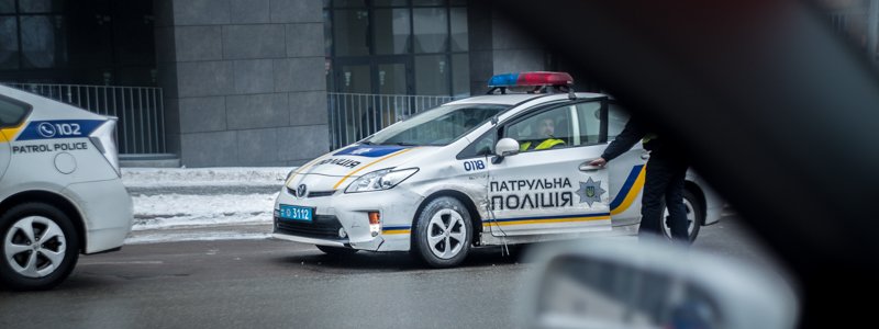 На Соломенке Renault въехал в полицейскую Toyota Prius