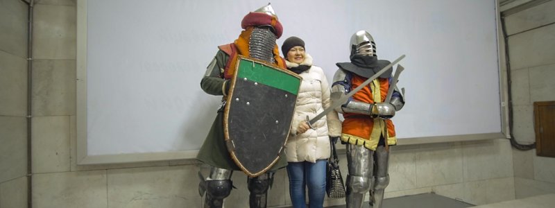 В центре Киева рыцари кормили горожан блинами под землей