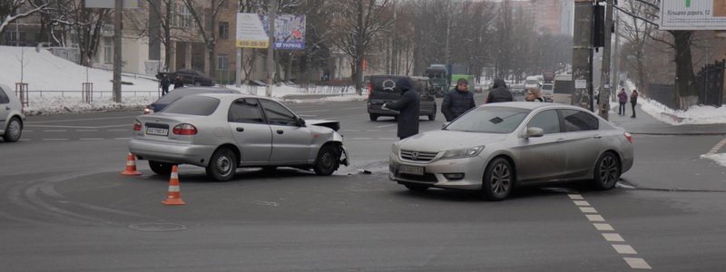 В Киеве столкнулись Daewoo Lanos и Honda: пострадала девушка