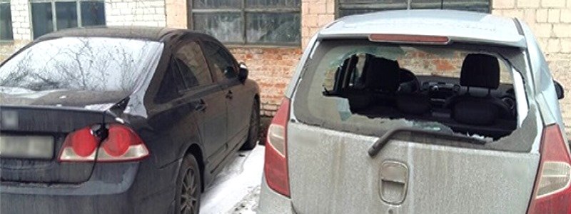 В Киеве одессит топором разбил 13 машин возле Соломенского суда