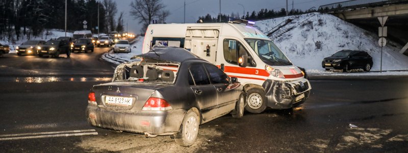 В Киеве в ДТП со "скорой" на крышу перевернулся автобус с людьми: пассажиры в больнице