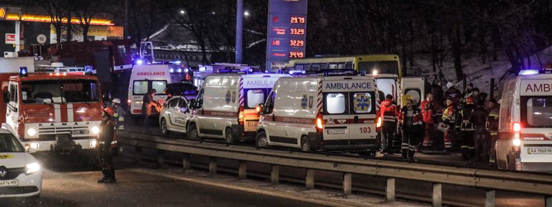 В Киеве столкнулись две маршрутки: пострадавших вырезали из транспорта
