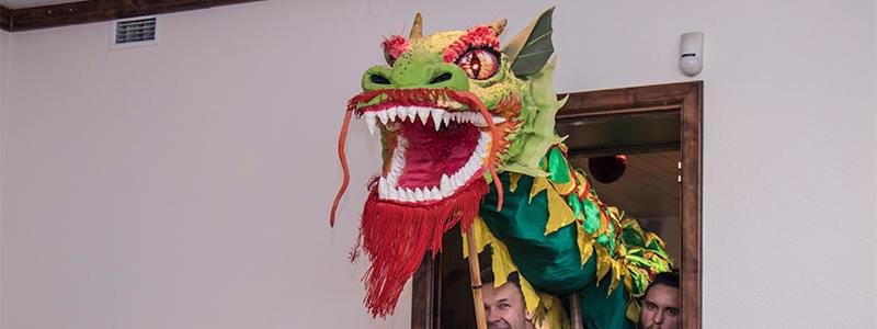 Под звуки гитары с драконом и чайной церемонией в Киеве отметили китайский Новый год