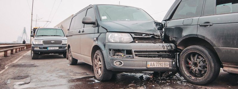 На Московском мосту Volkswagen влетел в Range Rover: образовалась пробка