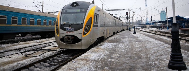 "Укрзалізниця" приостановила продажу билетов на все даты после 25 марта