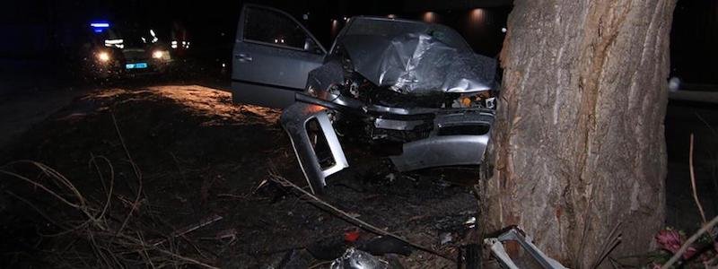 В Киеве Skoda влетела в дерево: погиб водитель