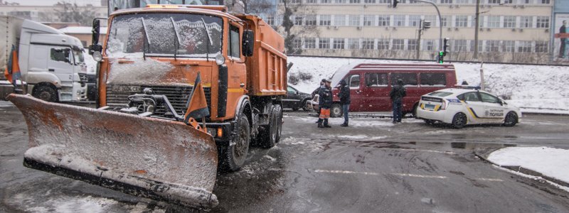 В Киеве снегоуборочная машина не доехала на работу из-за микроавтобуса