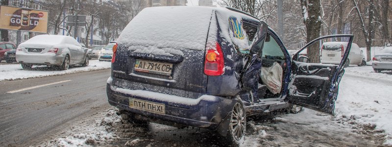Из-за непогоды в Киеве столкнулись Mitsubishi и Mercedes: пострадали водители