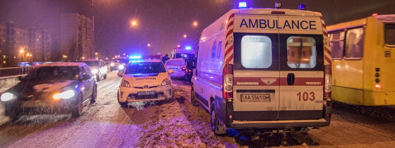 В Днепровском районе на мосту столкнулись два Lanos: есть пострадавшие
