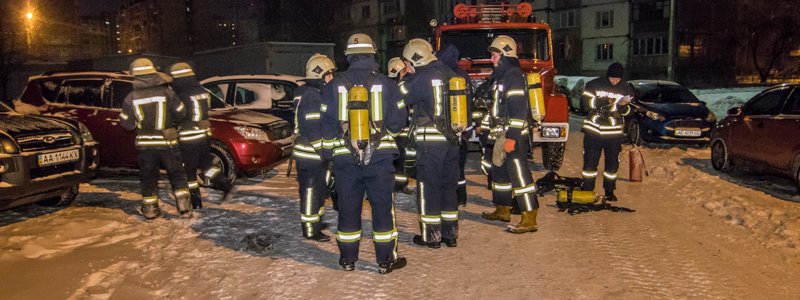 На Позняках загорелась многоэтажка: жильцов эвакуировали