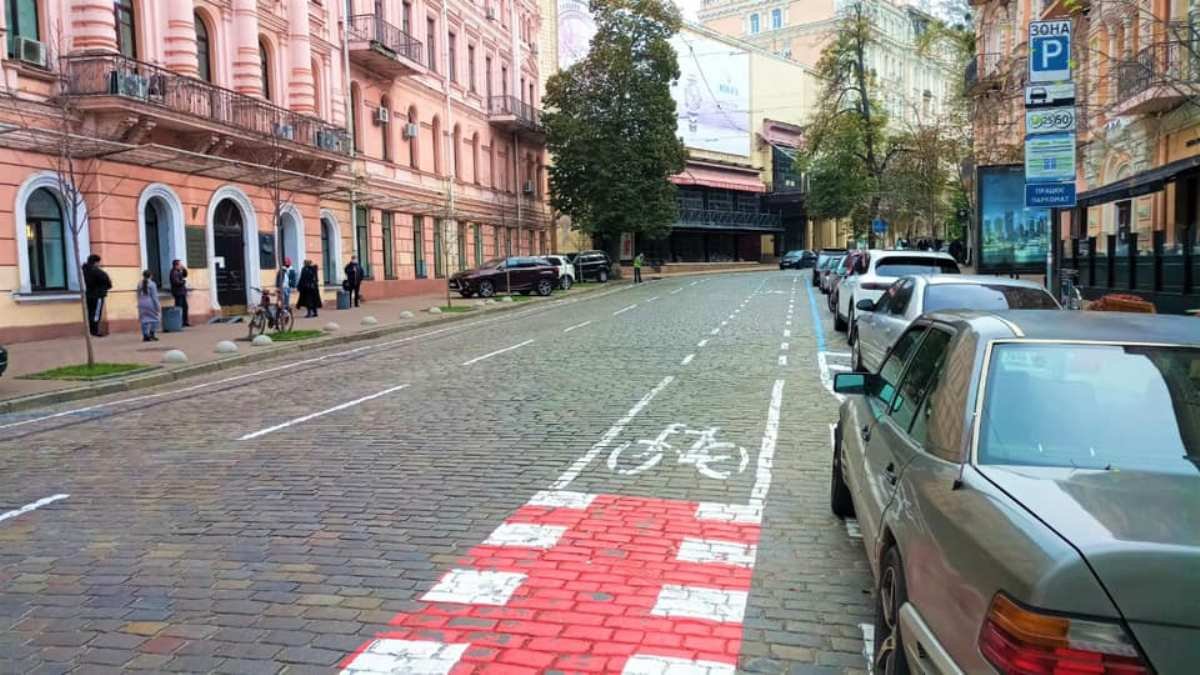 ​​В центре Киева обустроили новые велодорожки: где и как выглядят