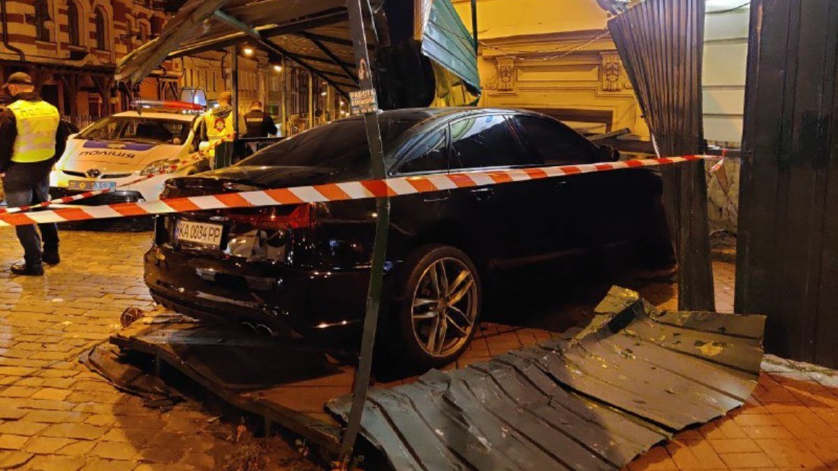 В Киеве на Золотых воротах автомобиль Audi сбил пешехода на тротуаре и влетел в дом