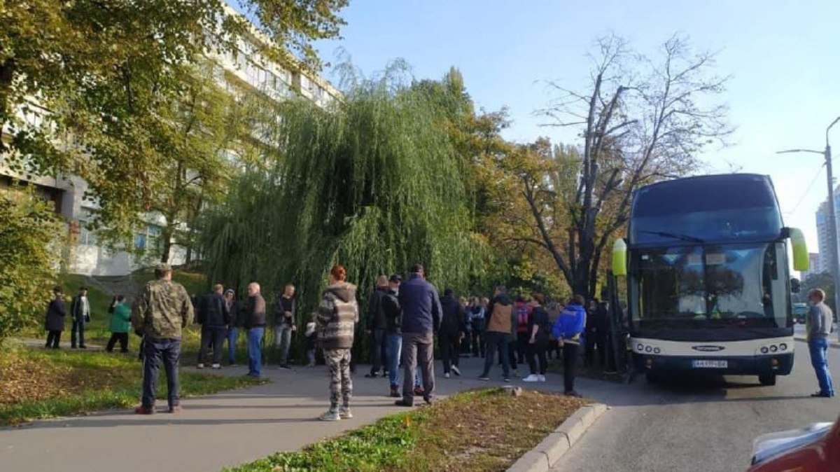 В Киеве задержали два автобуса с жителями Житомирской области, которые приехали голосовать в столицу