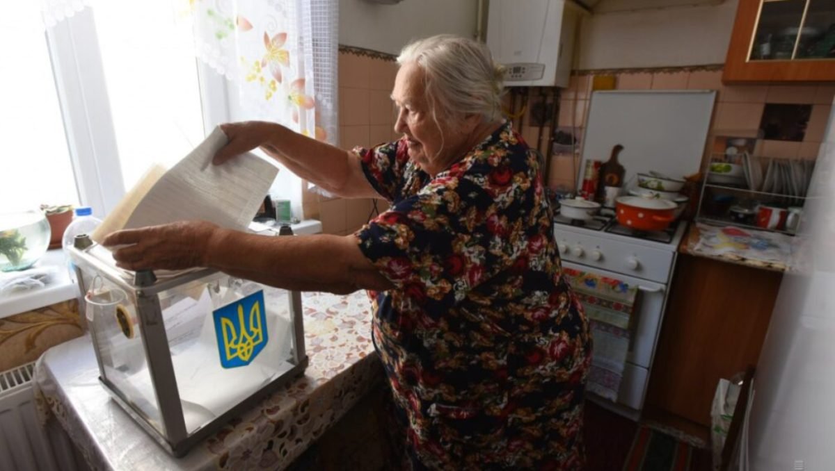 Сколько человек в Киеве голосует на дому: среди них есть и больные COVID-19