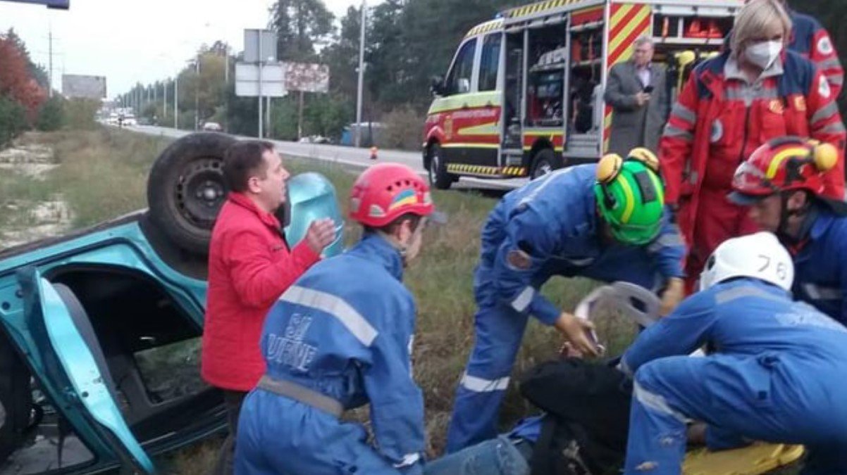На трассе Киев-Обухов спасатели освободили из искореженных автомобилей 8 человек, двух госпитализировали