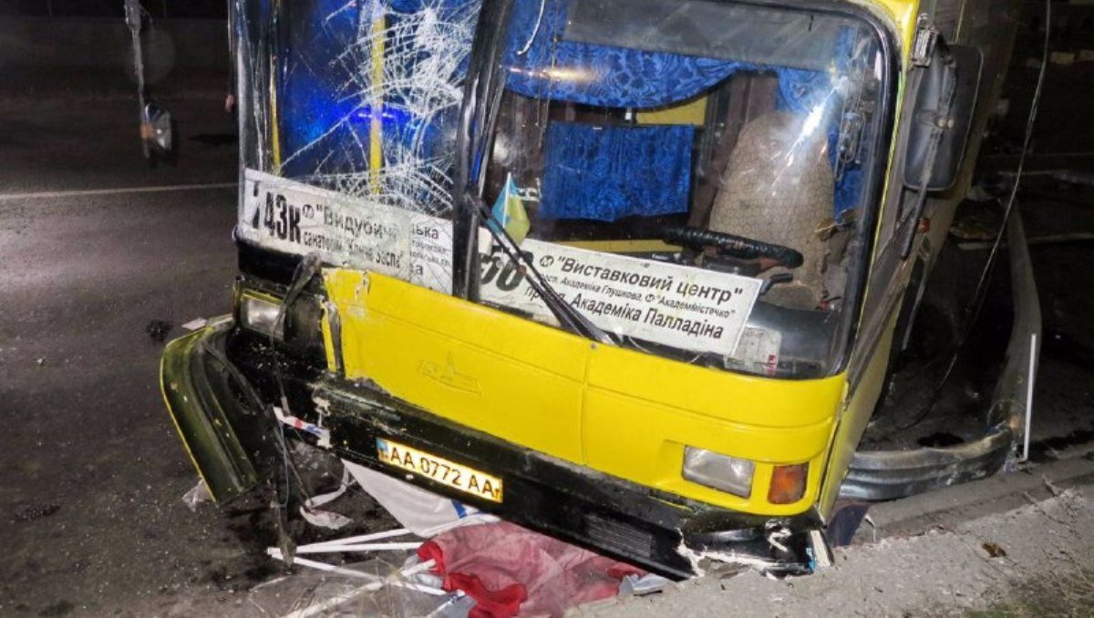 В Киеве на Выдубычах автобус насмерть сбил пешеходов и разгромил МАФ: новые подробности ДТП