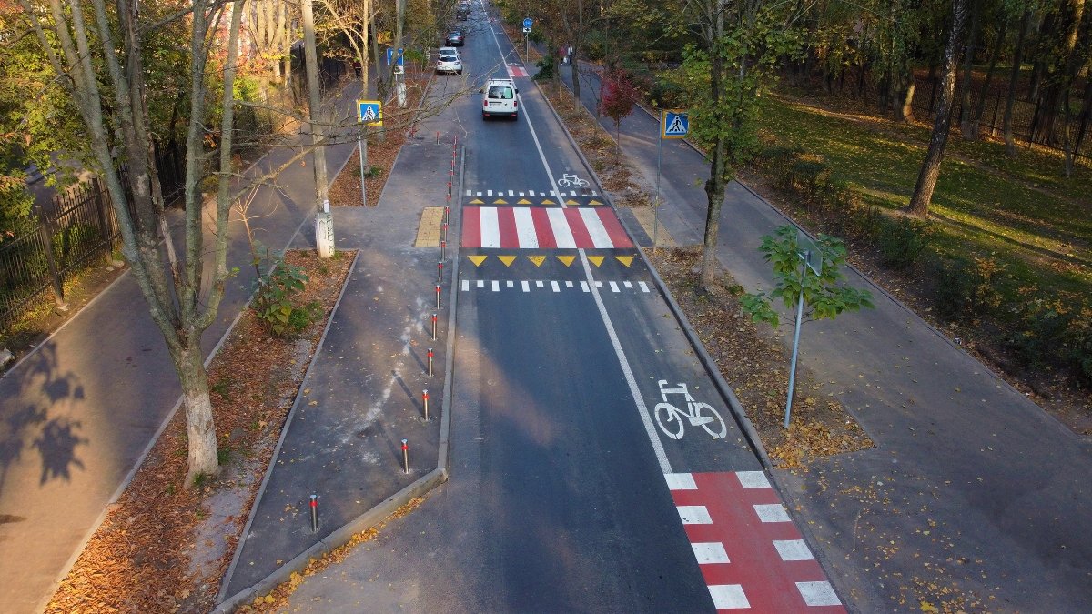 В Киеве продолжают расширять велоинфраструктуру: еще на одной улице появилась велодорожка