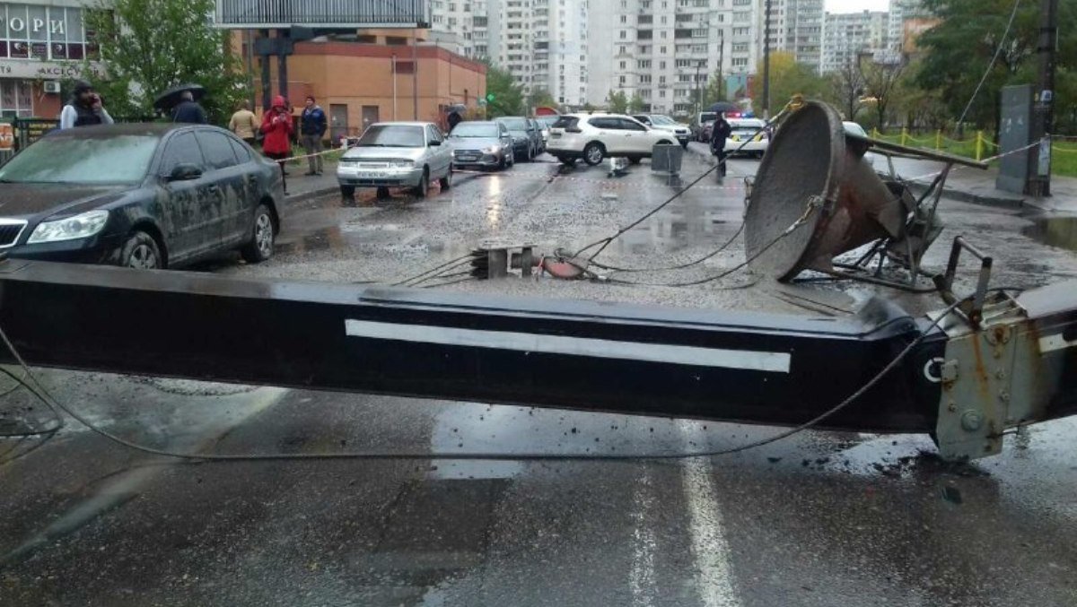 В Киеве строительный кран упал на проезжую часть и припаркованные авто: движение перекрыто