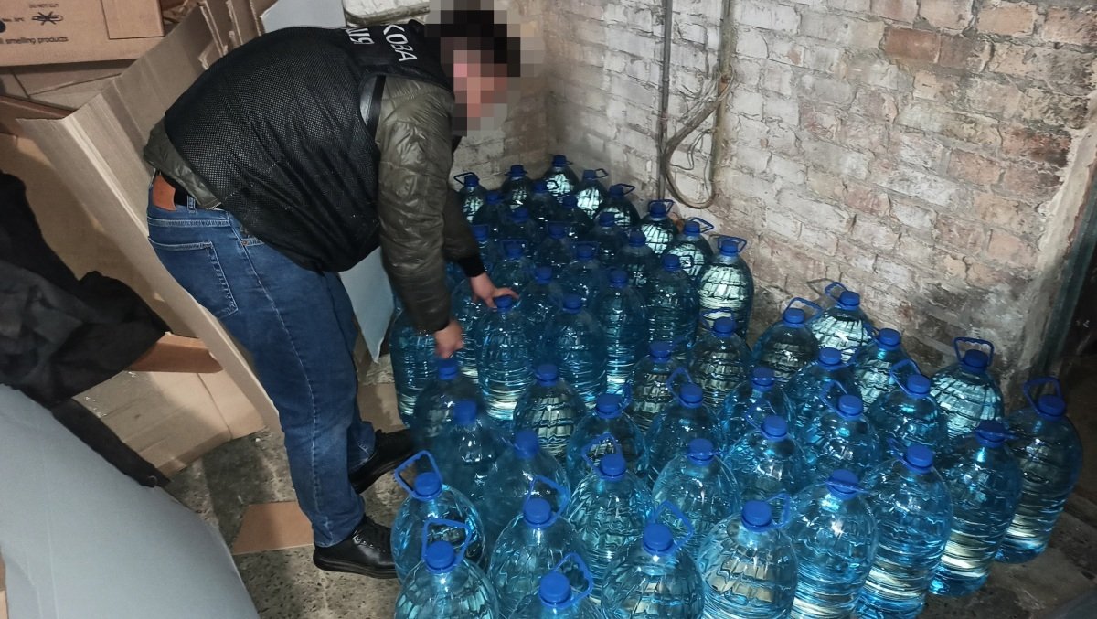 В Киеве накрыли подпольный цех, где выгнали и разлили по баклажкам более 2 тонн спирта