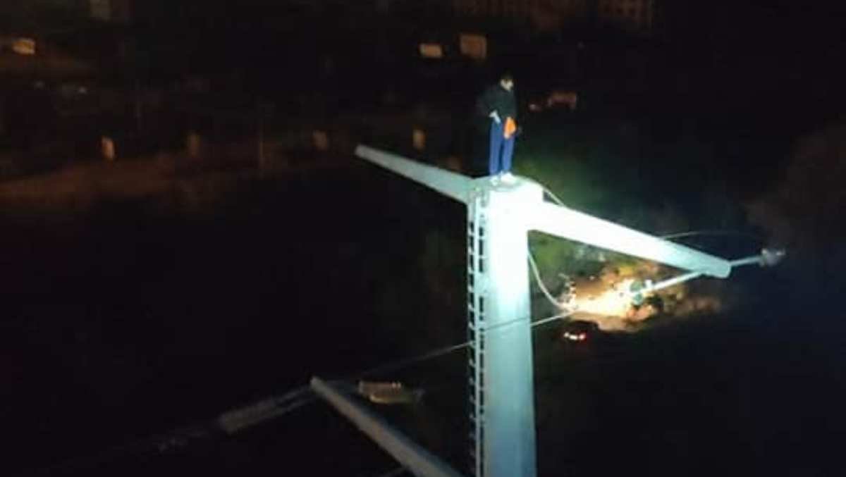 В Киеве мужчина залез на высоковольтную электроопору: чтобы снять экстремала, пришлось обесточить левый берег
