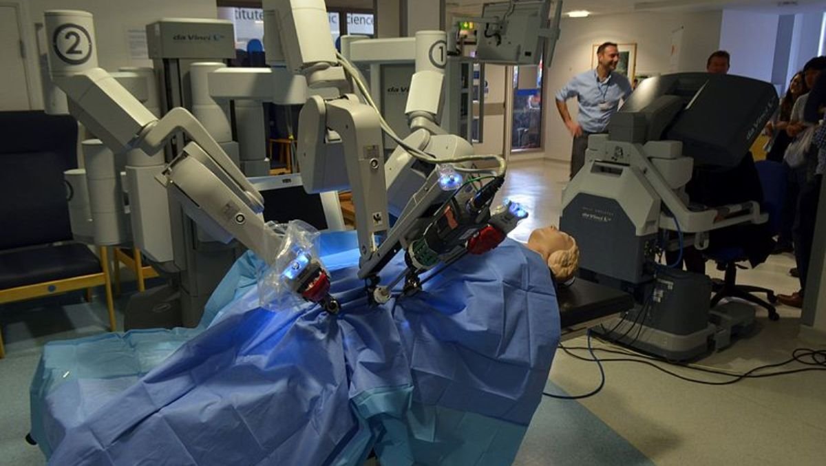 Робот-хирург: компания Meest приобрела для львовской больницы сверхсовременную хирургическую систему