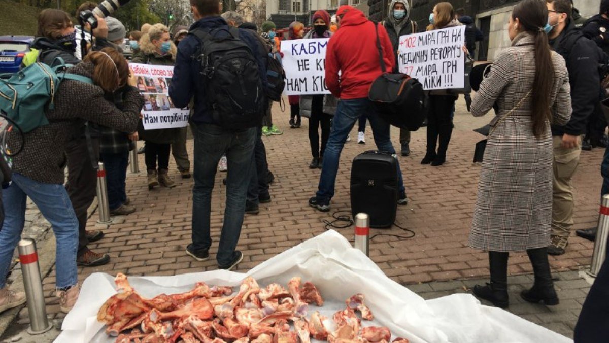 В Киеве под Кабмином протестуют владельцы и сотрудники ресторанного бизнеса