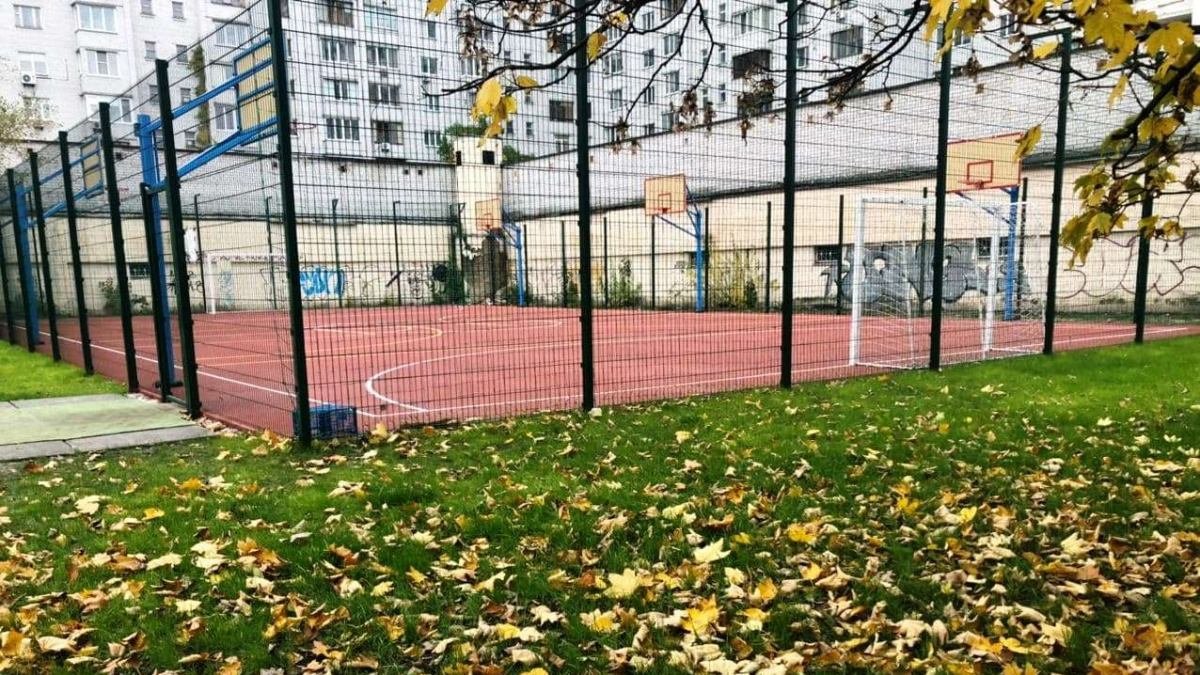Где в Киеве открыли новую спортивную площадку для игры в футбол и баскетбол
