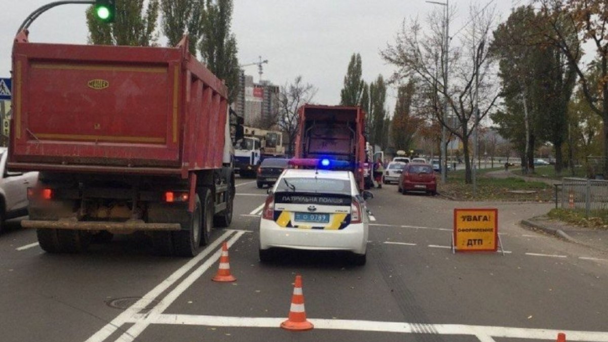 В Киеве мусоровоз насмерть раздавил мужчину посреди дороги