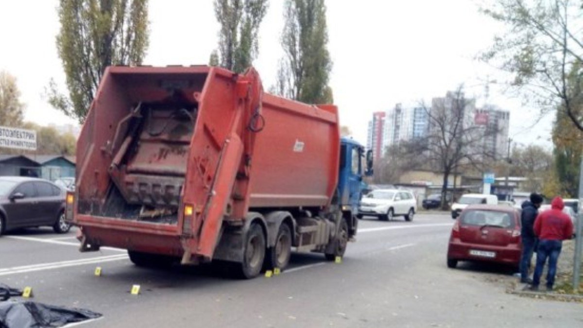 Появилось видео момента наезда мусоровоза на мужчину в Киеве