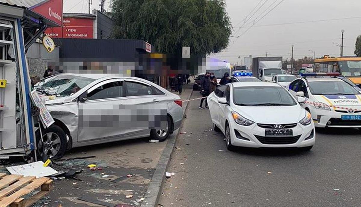 В Киеве на Кольцевой водитель Uber влетел в остановку с пассажирами: погибли люди