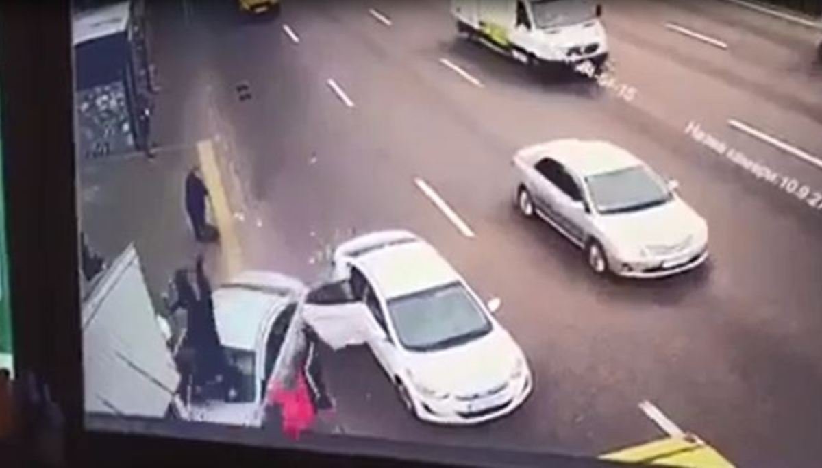 Появилось видео смертельного ДТП на Кольцевой в Киеве: как водитель такси влетел в остановку с людьми