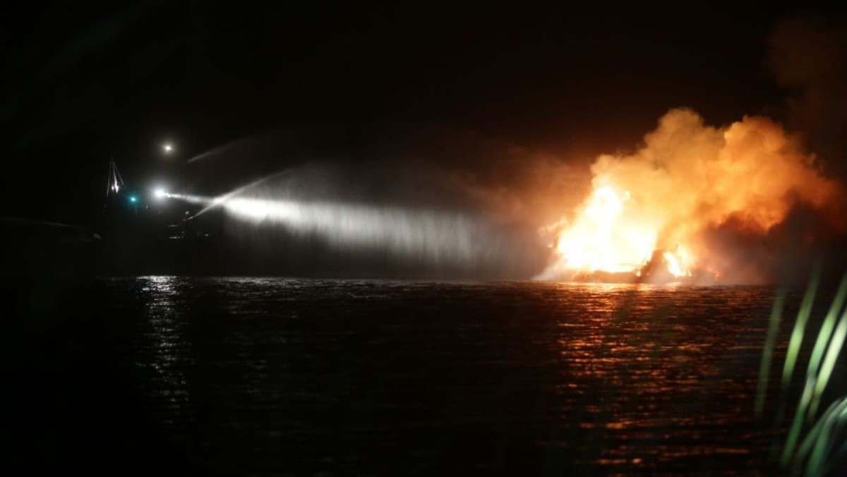 В Киеве в пятницу 13-го на Днепре загорелась 20-метровая яхта