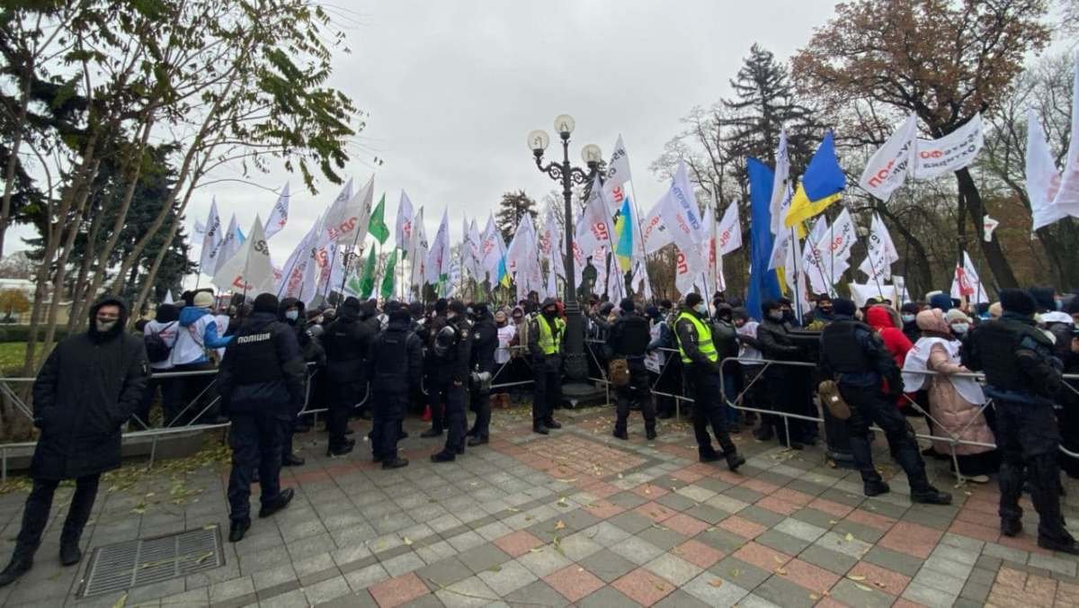 В Киеве на Грушевского вышли тысячи ФОПов против карантина выходного дня