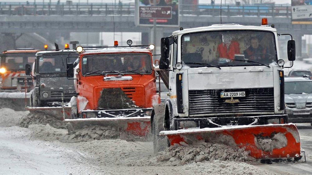 В Киеве для борьбы с первым снегом подготовили полтысячи машин спецтехники