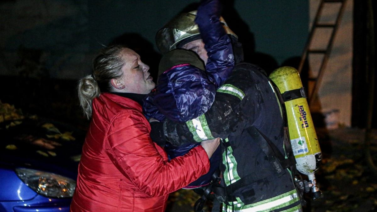 В Киеве из горящего дома спасли детей
