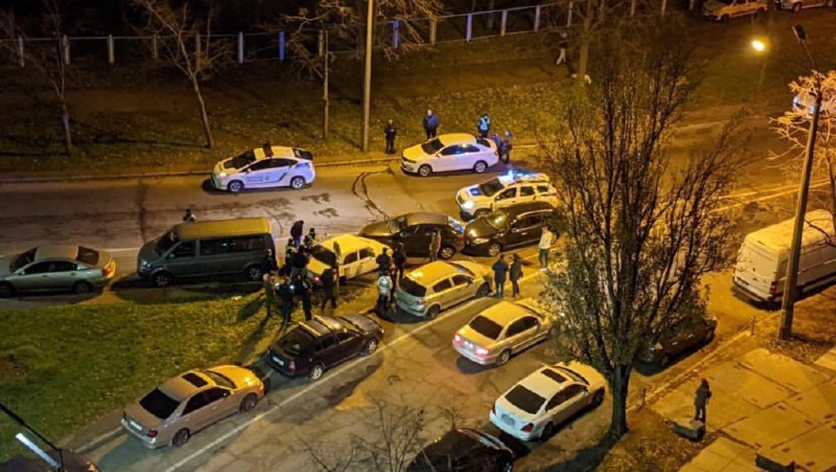 В Киеве на Березняках Жигули уходили от погони и протаранили несколько автомобилей