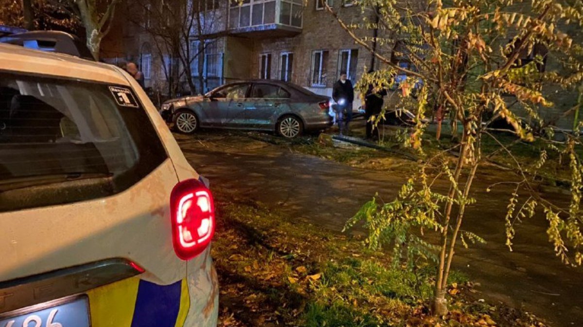 В Киеве на Соломенке пьяный водитель Volkswagen снес забор жилого дома