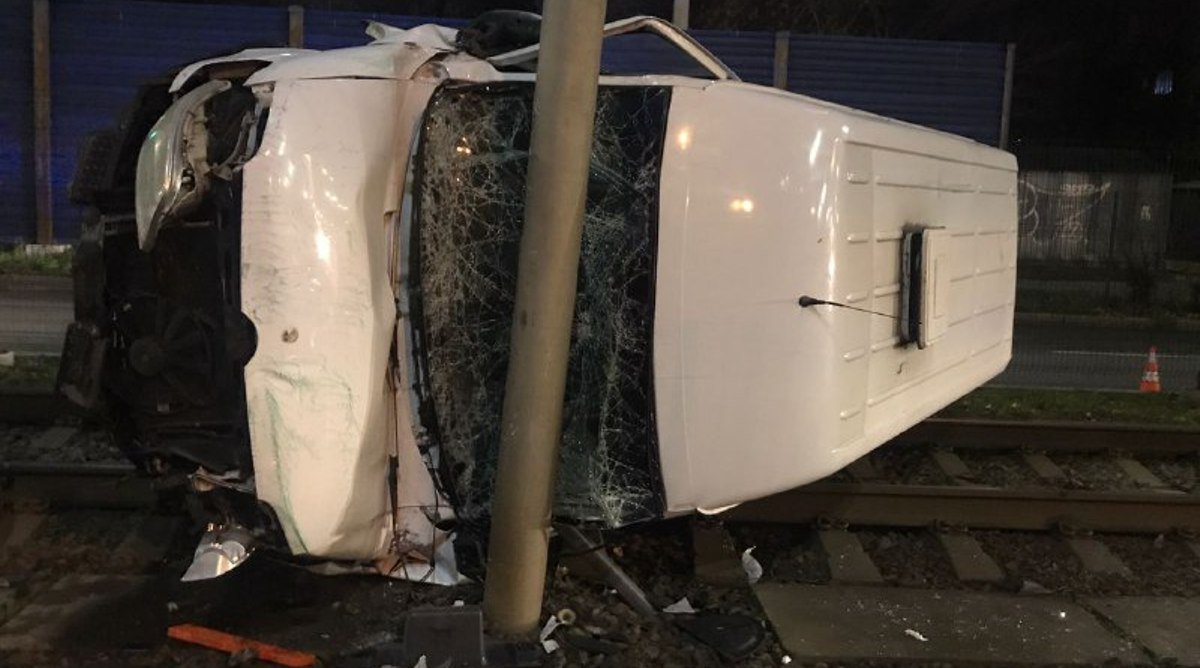 В Киеве микроавтобус влетел в забор и перевернулся на рельсах скоростного трамвая