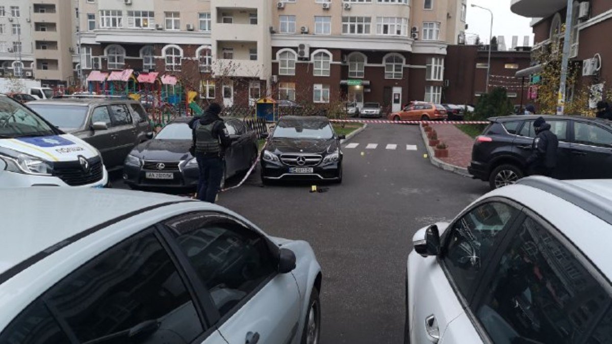 В Киеве на Позняках из автомата обстреляли Mercedes