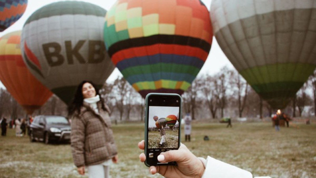 В Киеве на ВДНГ под мокрым снегом прошел фестиваль воздушных шаров: ищи себя на фото